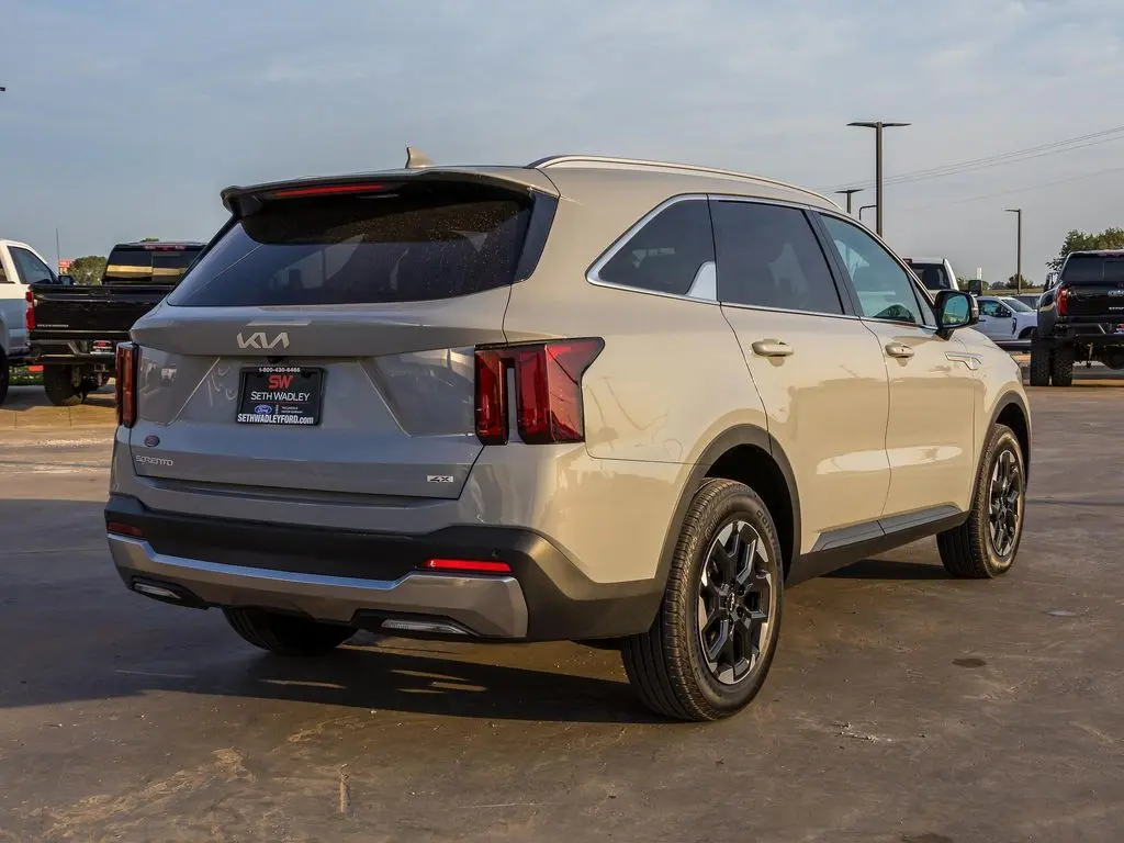 2025 Kia Sorento S photo 6