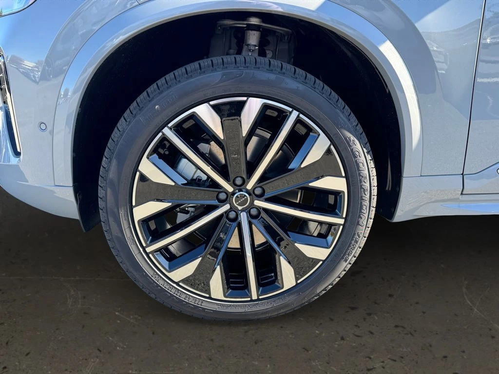 2026 Volvo - image 25