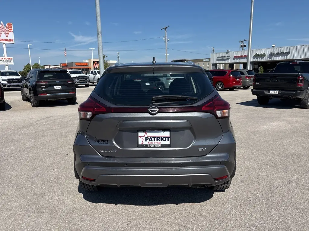 2022 Nissan Kicks SV photo 3
