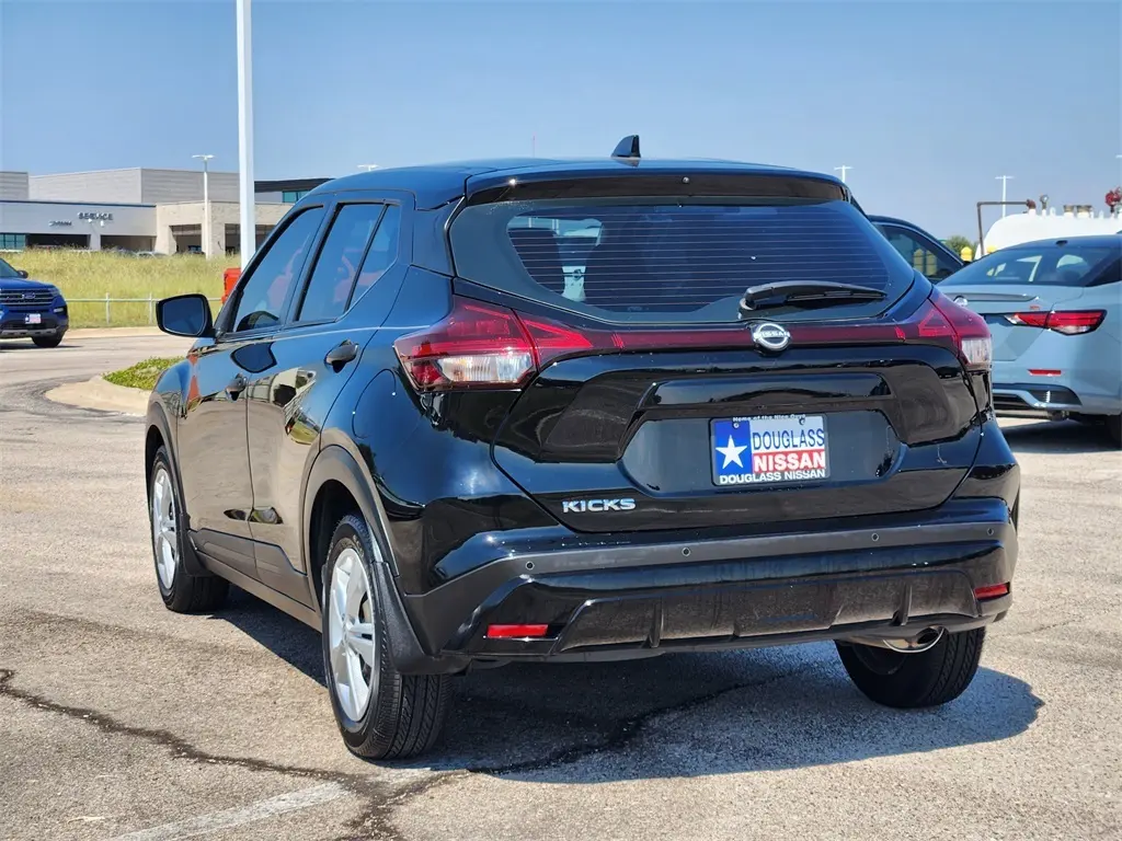 2023 Nissan Kicks S photo 3