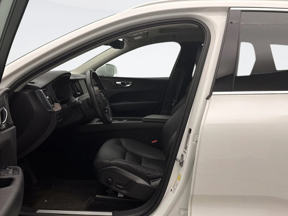 2021 Volvo - image 8