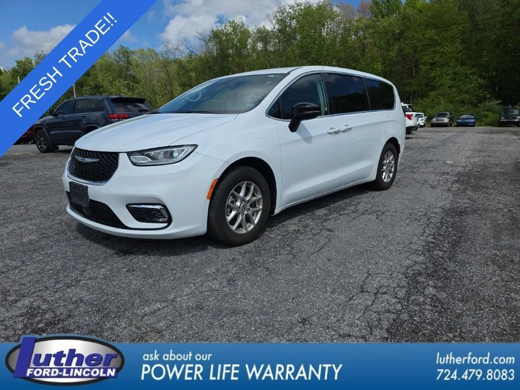 2024 Chrysler Pacifica Touring L's photo