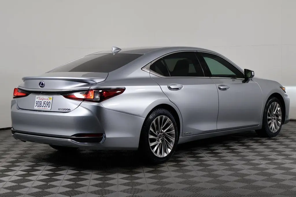 2022 Lexus ES 300h Luxury photo 4