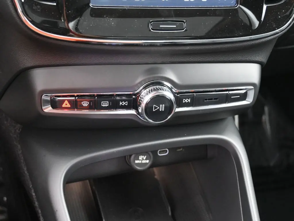 2026 Volvo - image 15