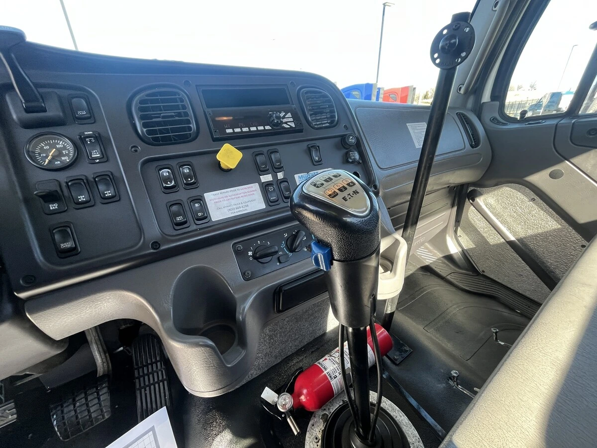 2018 Freightliner 114SD - image 25