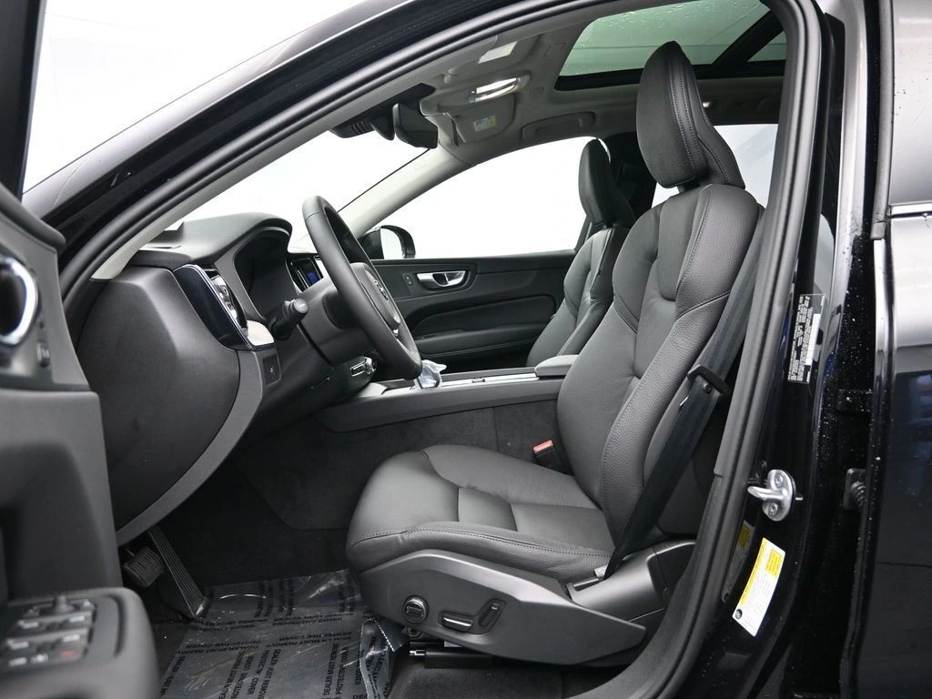 2025 Volvo - image 23