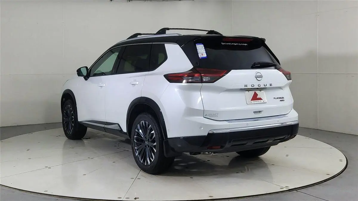 2026 Nissan Rogue Platinum photo 2