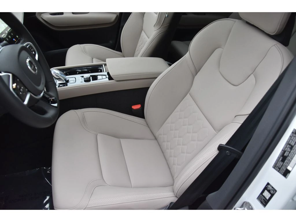 2026 Volvo - image 12