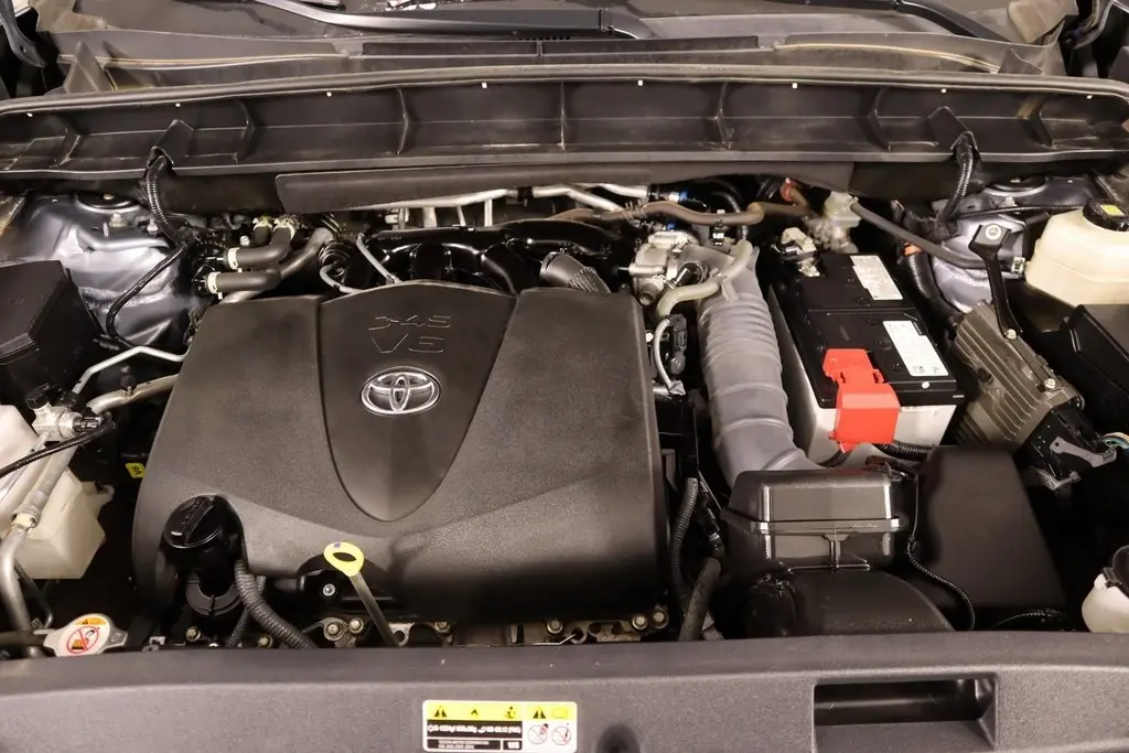 2022 Toyota Highlander LE photo 10
