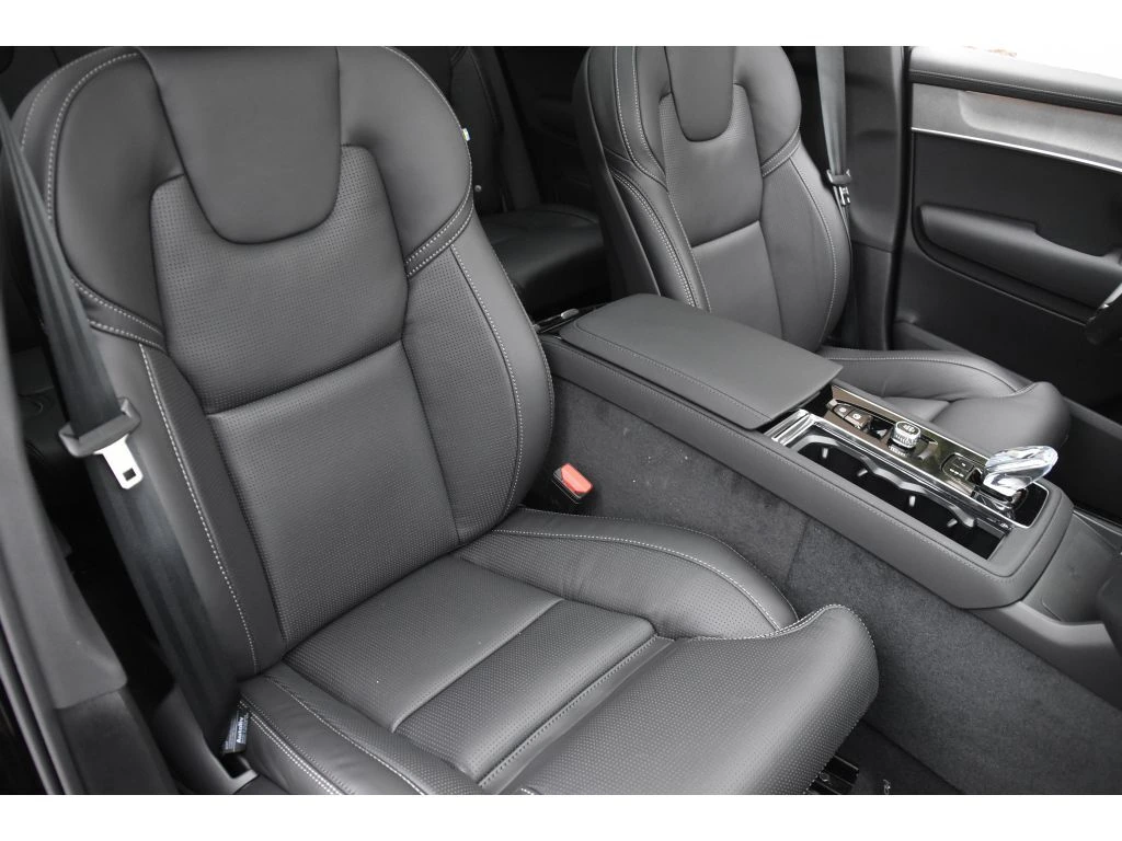 2026 Volvo - image 32