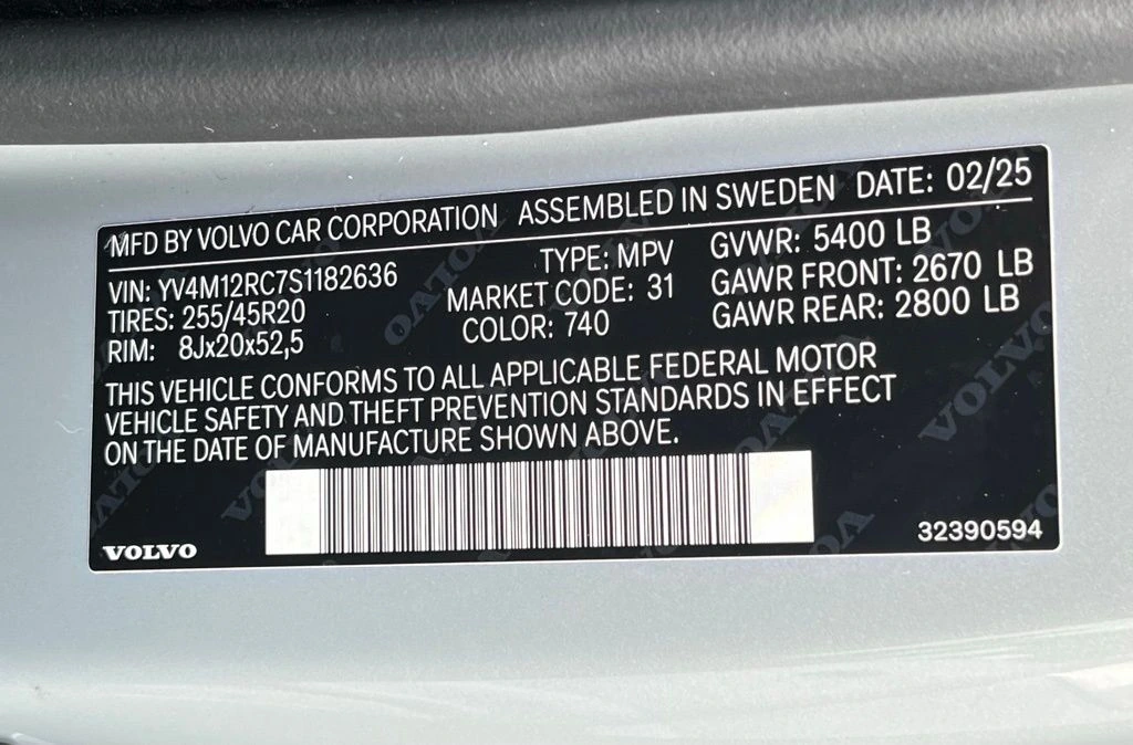 2025 Volvo - image 25