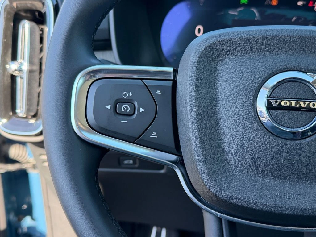 2025 Volvo - image 20