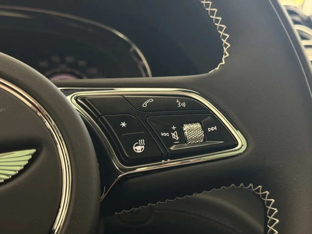 2025 Bentley Bentayga Azure photo 17