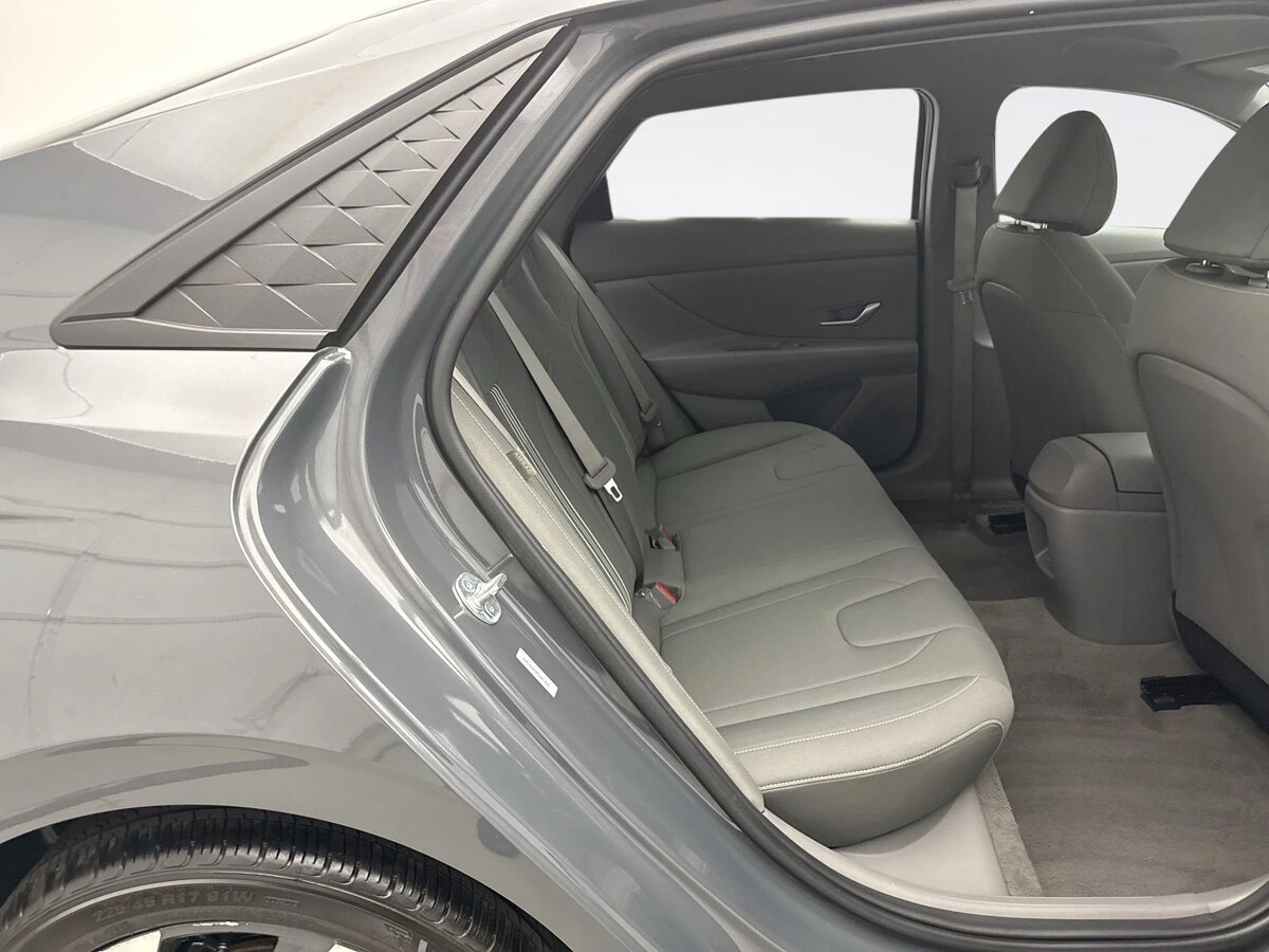 2025 Hyundai Elantra SEL - Photo 18