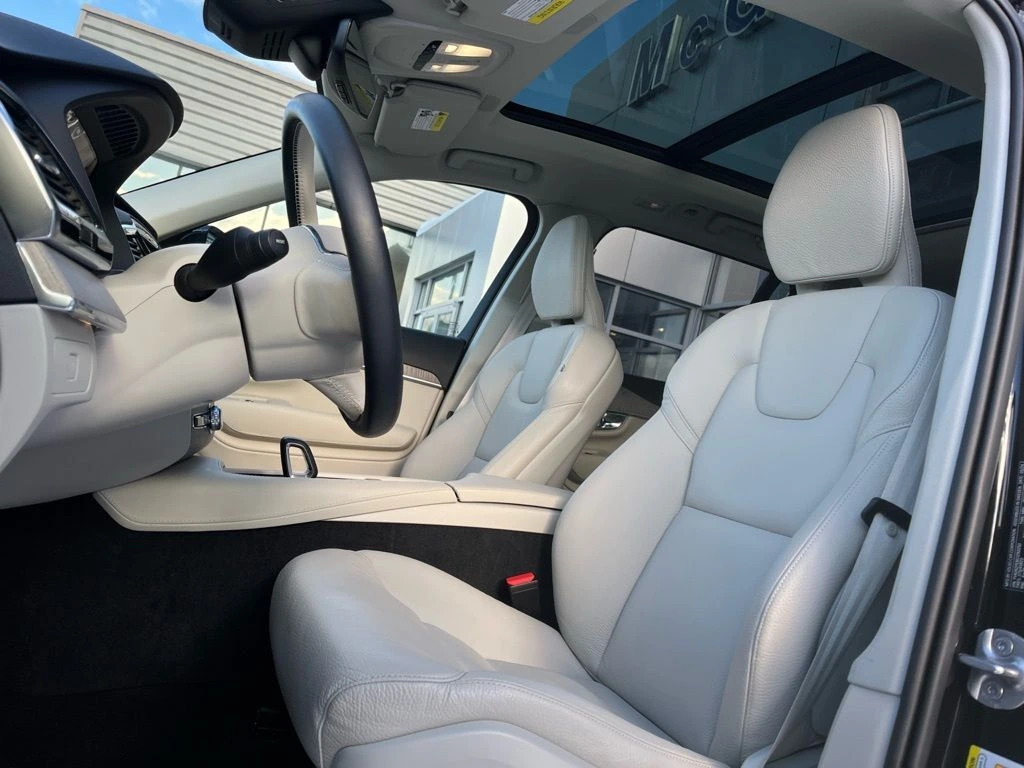 2025 Volvo - image 17