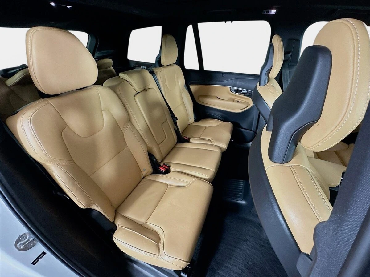 2022 Volvo - image 30