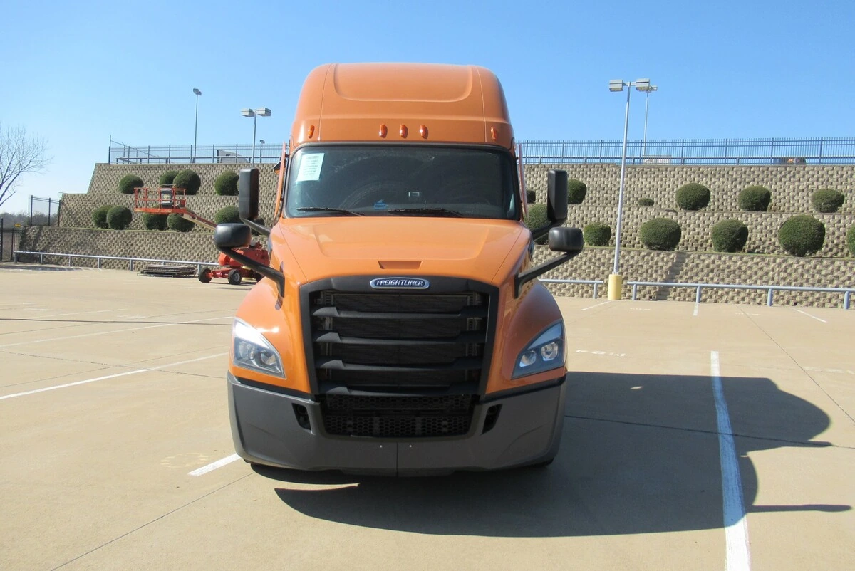 2025 Freightliner Cascadia - image 7
