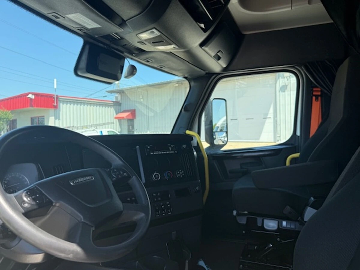 2024 Freightliner Cascadia — photo 8