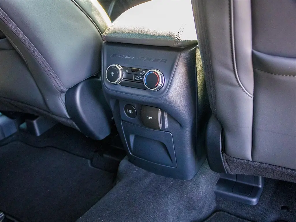 2025 Ford Explorer photo 21