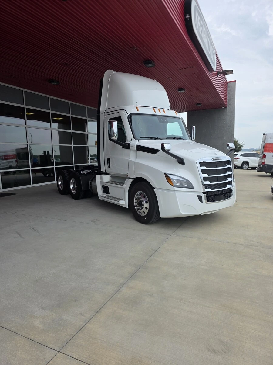 2027 Freightliner Cascadia — photo 5