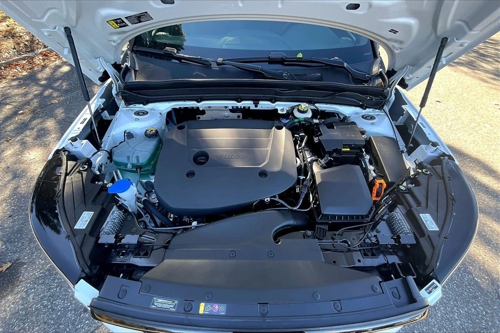 2026 Volvo - image 12