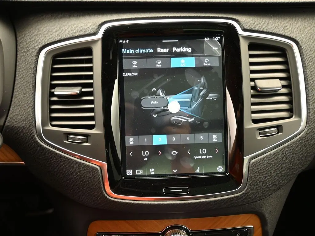 2025 Volvo - image 15