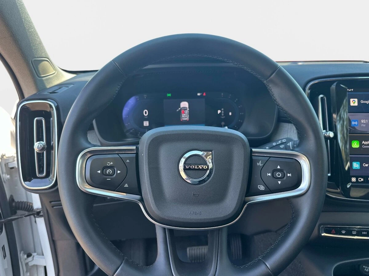 2025 Volvo - image 24