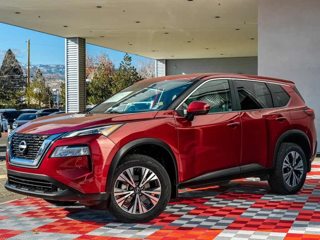 2022 Nissan Rogue SV's photo