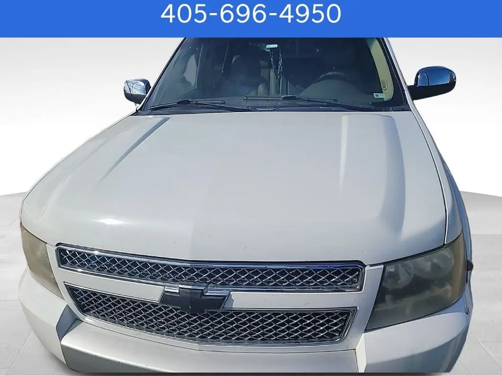 2011 Chevrolet Avalanche LT photo 2