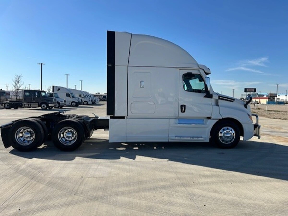 2024 Freightliner Cascadia - image 8