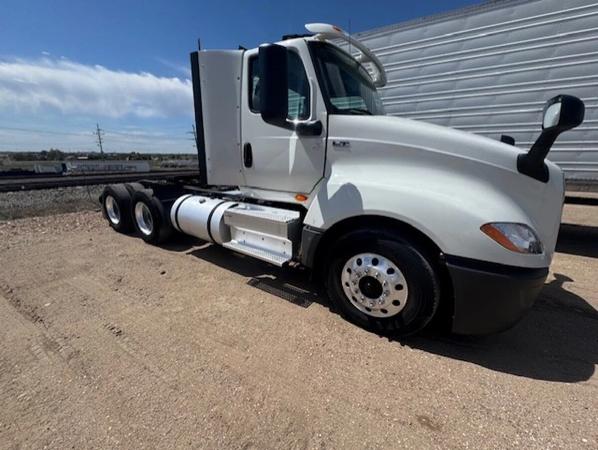 2019 International LT - image 3