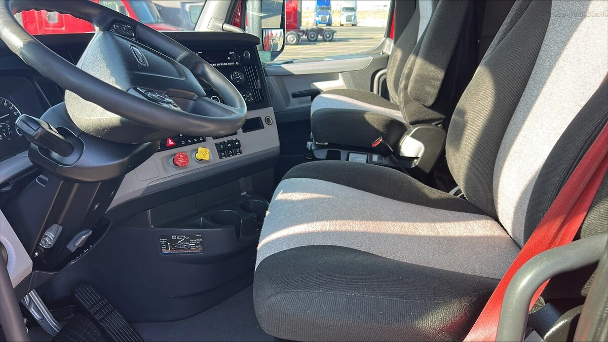 2022 Freightliner Cascadia - image 5