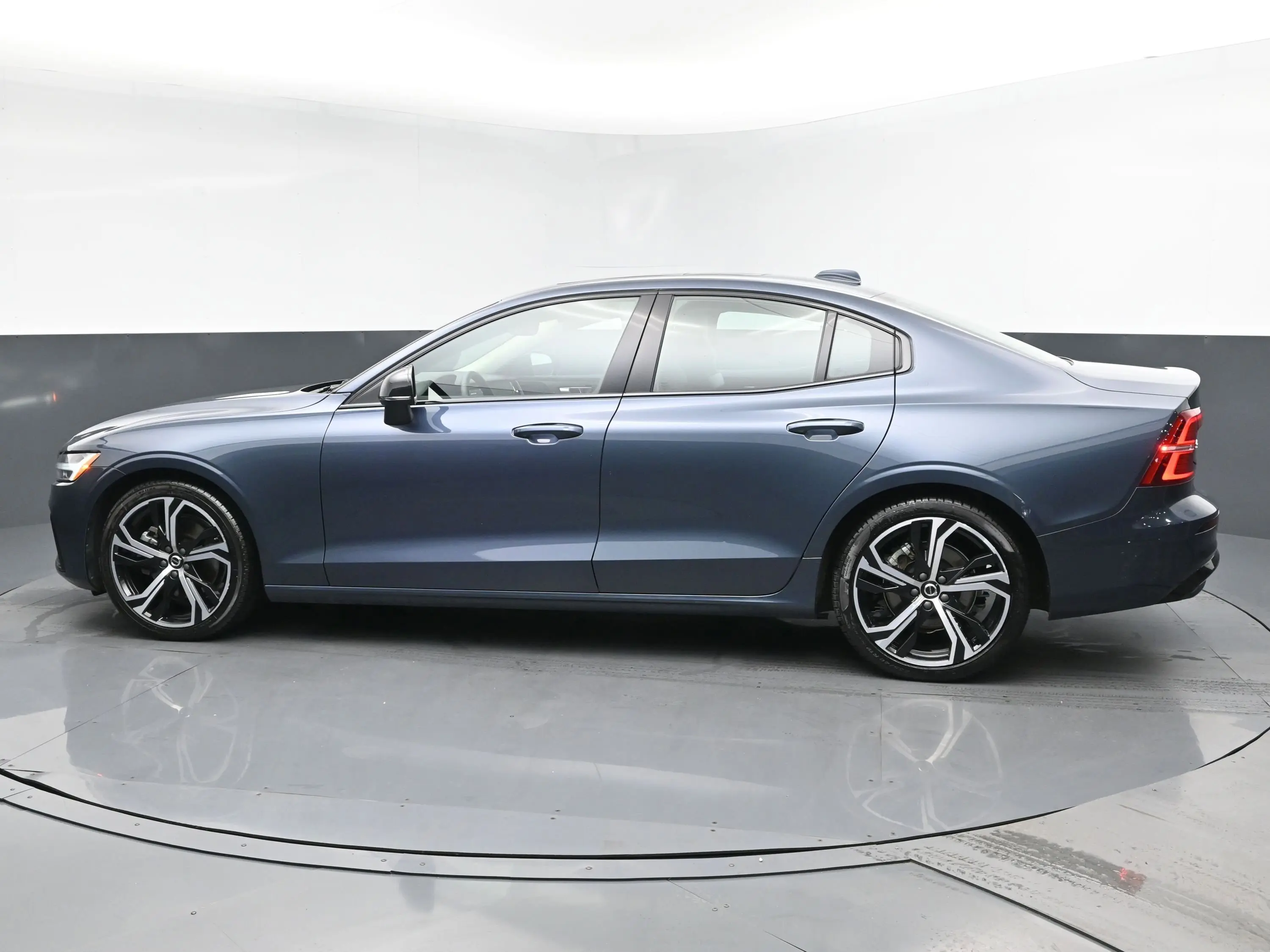 2024 Volvo S60 B5 AWD Core photo 4