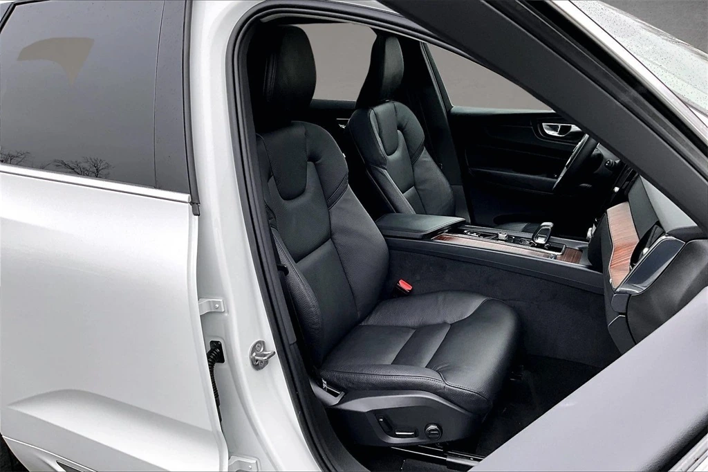 2023 Volvo - image 28
