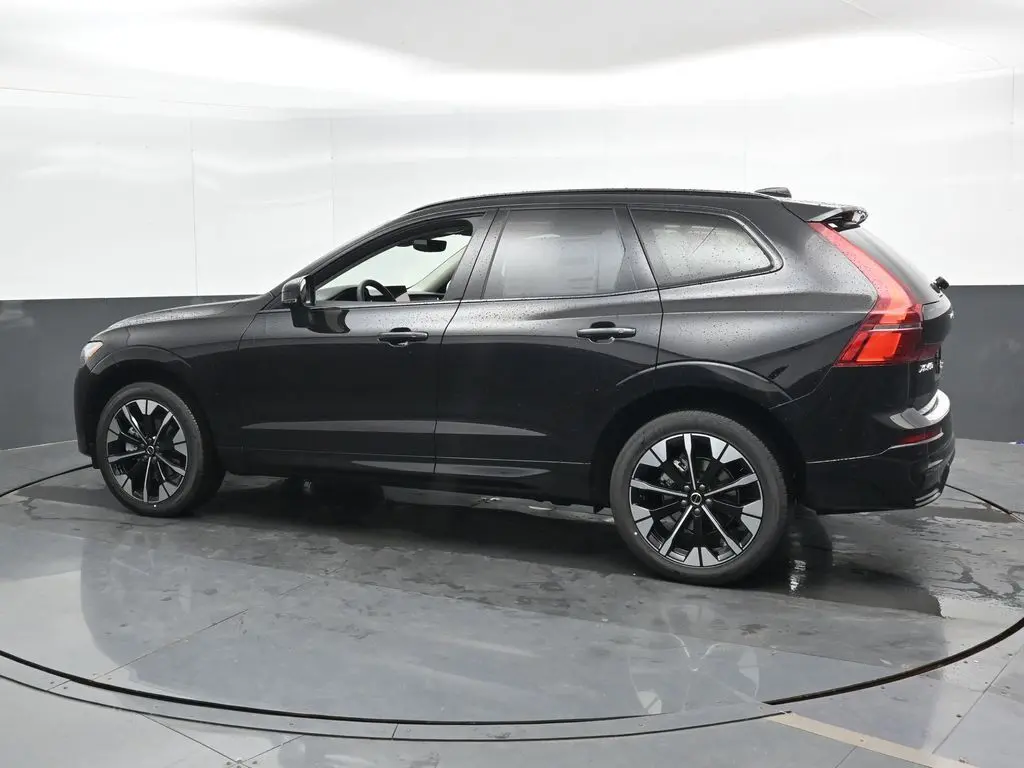 2026 Volvo - image 7