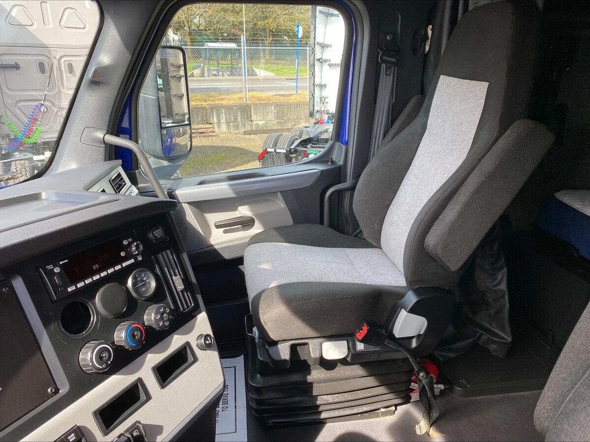 2022 Freightliner Cascadia - image 14