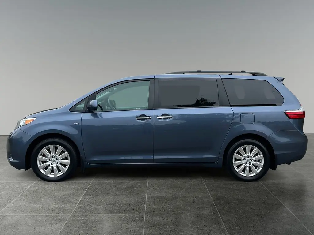 2017 Toyota Sienna XLE Premium photo 2