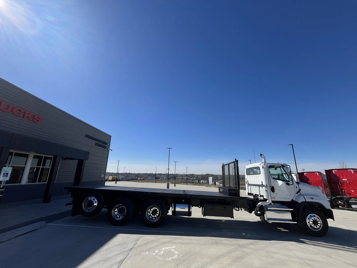 2018 Freightliner 114SD - image 10