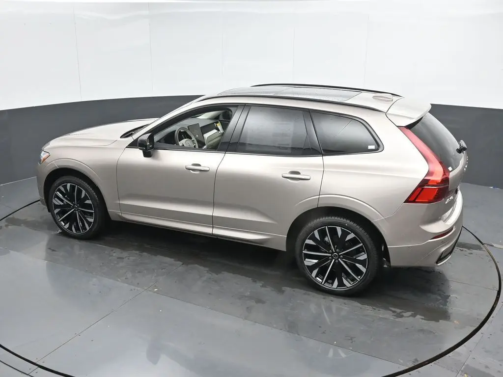 2026 Volvo - image 37