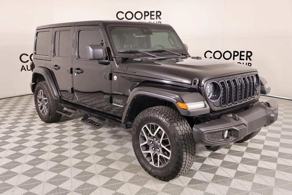 2024 Jeep Wrangler 4-Door Sahara's photo