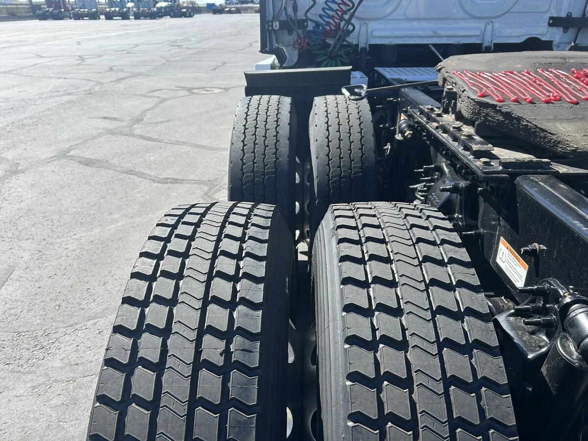 2022 Freightliner Cascadia - image 11