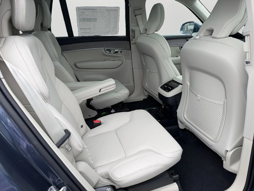 2026 Volvo - image 7