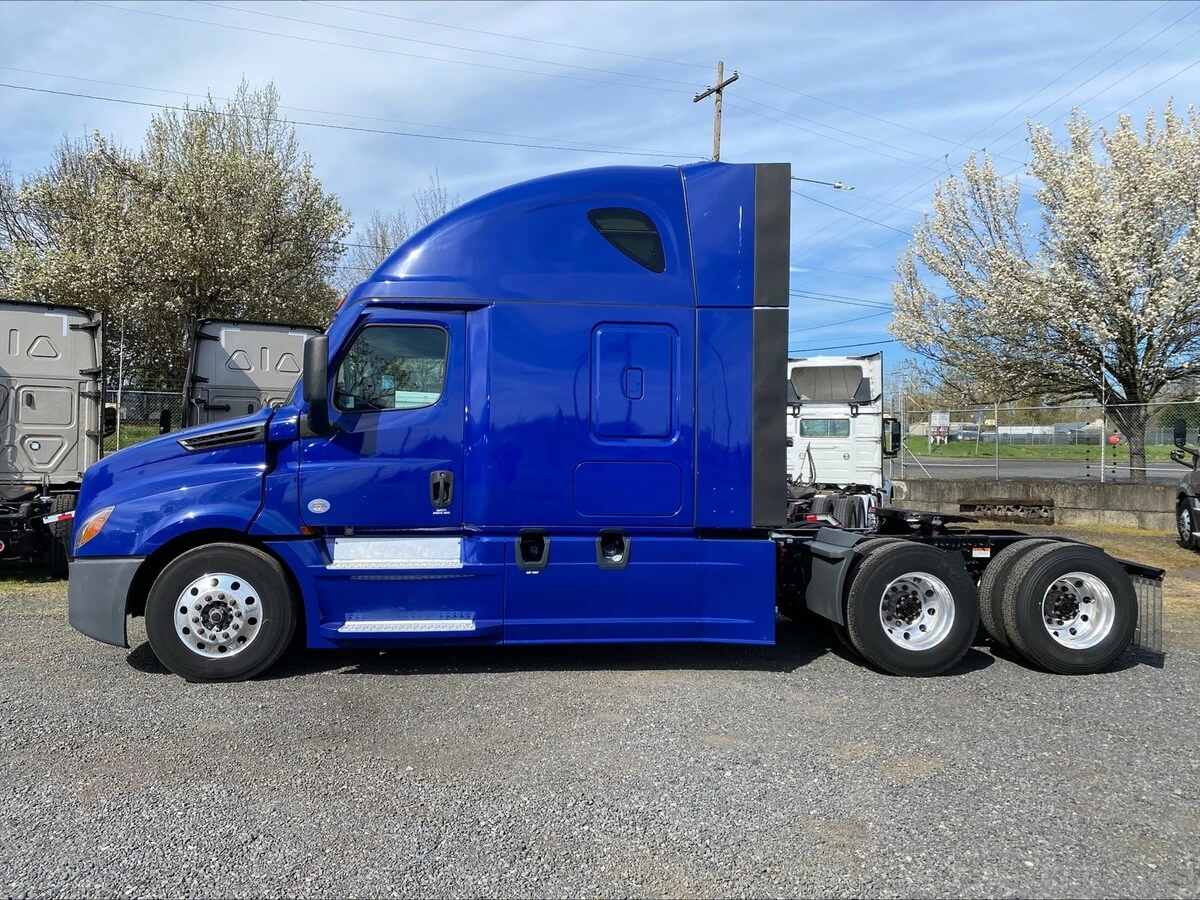 2022 Freightliner Cascadia - image 2