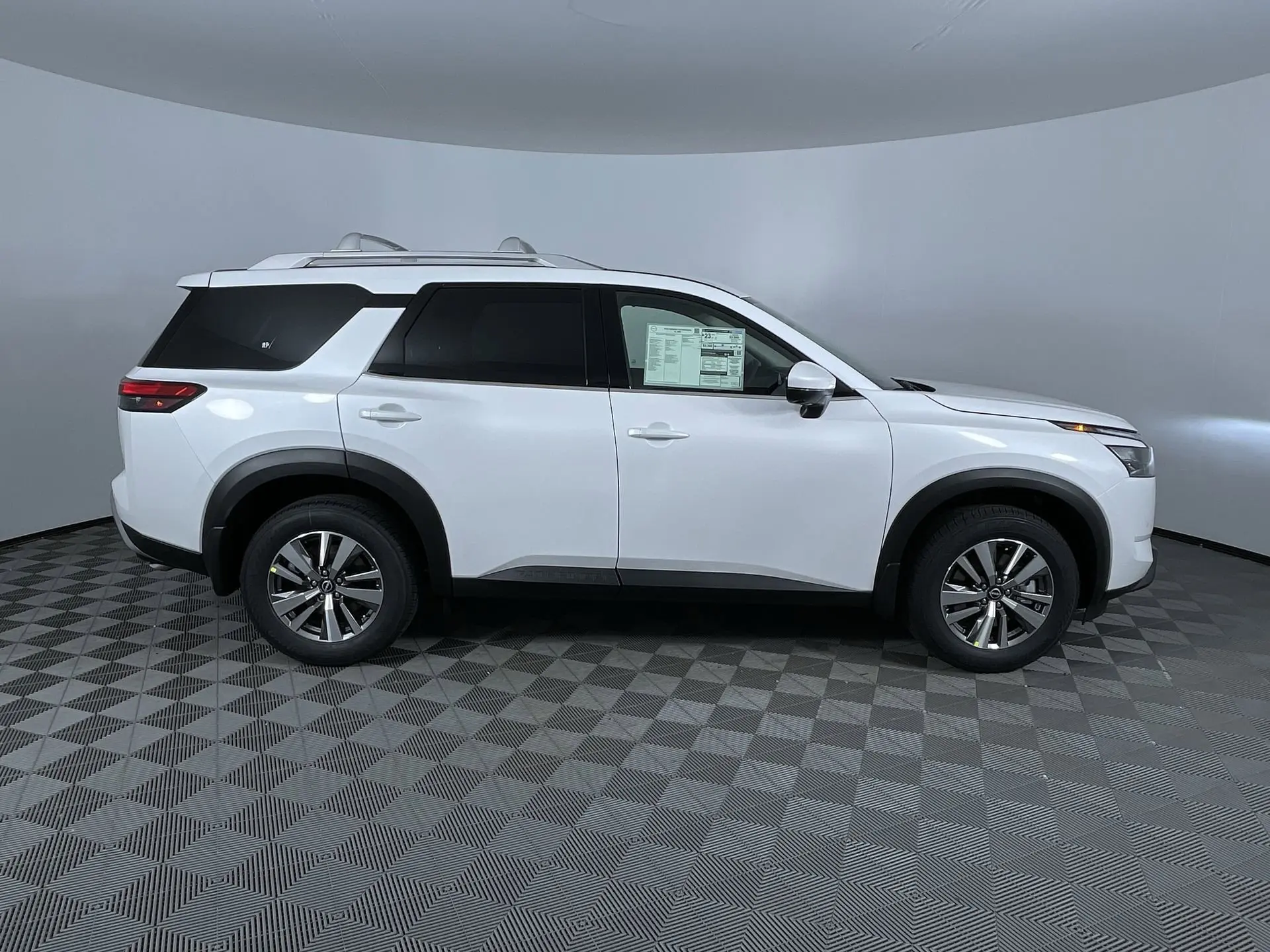 2025 Nissan Pathfinder SL photo 9