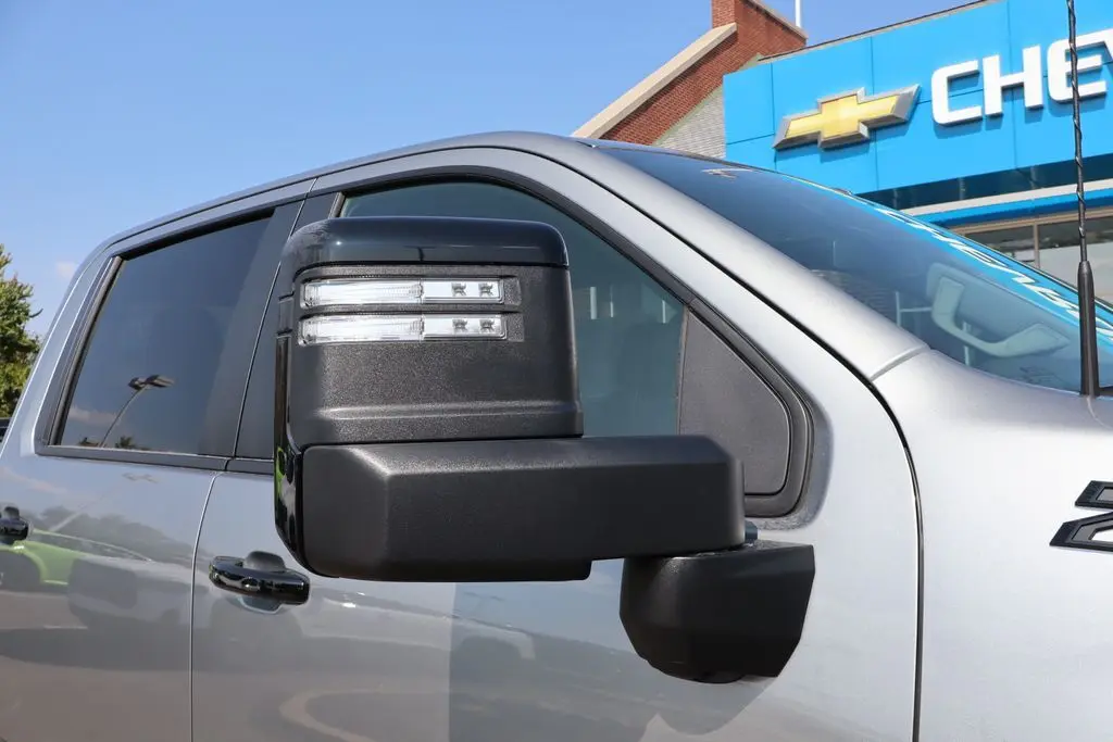 2026 Chevrolet Silverado 3500HD LT photo 2
