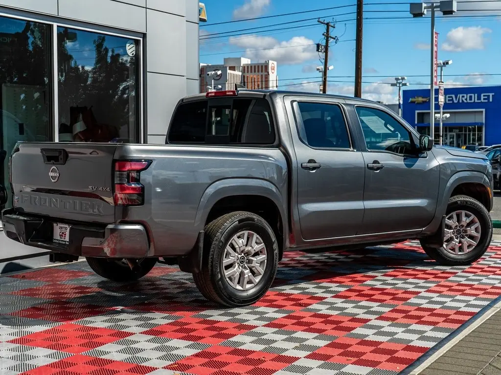 2022 Nissan Frontier SV Crew Cab photo 2