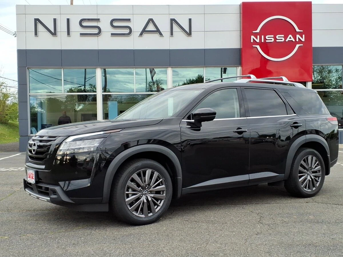 2023 Nissan Pathfinder SL 4WD's photo