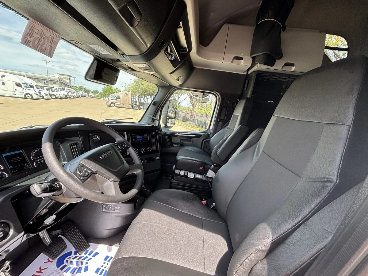 2027 Freightliner Cascadia - image 9