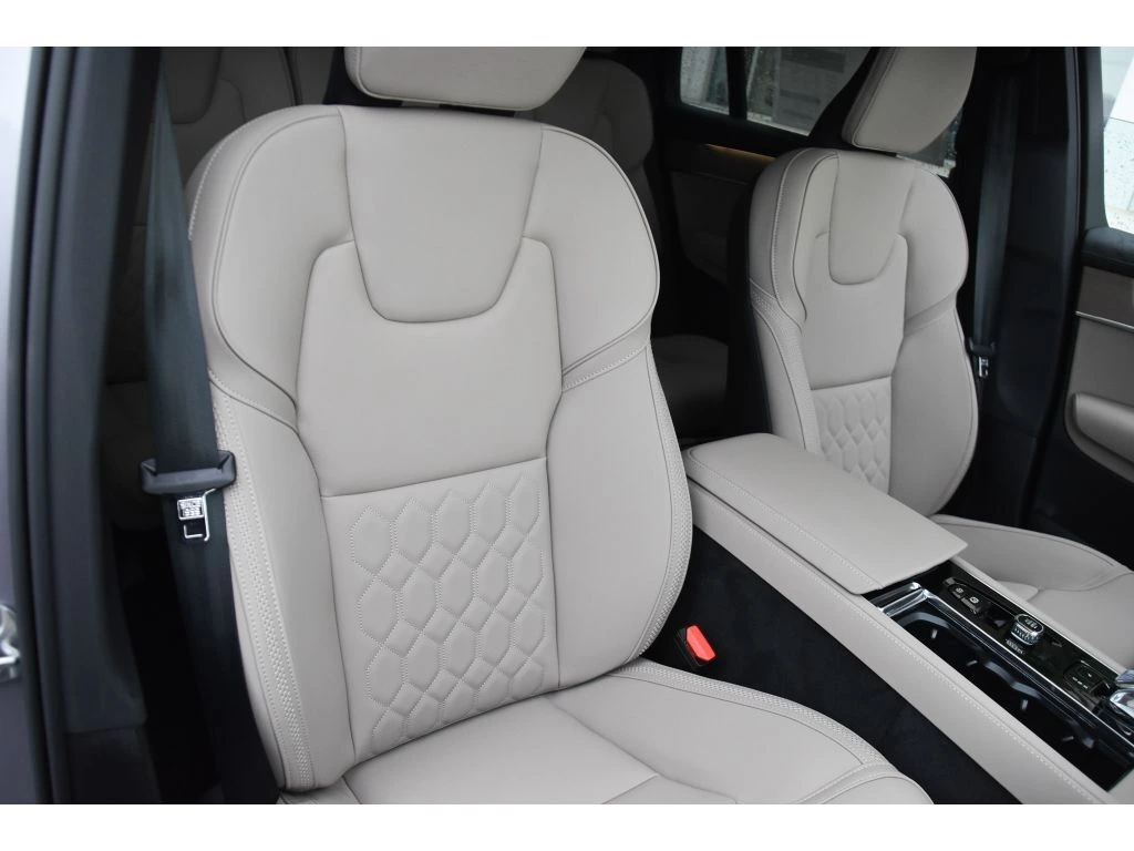 2026 Volvo - image 32