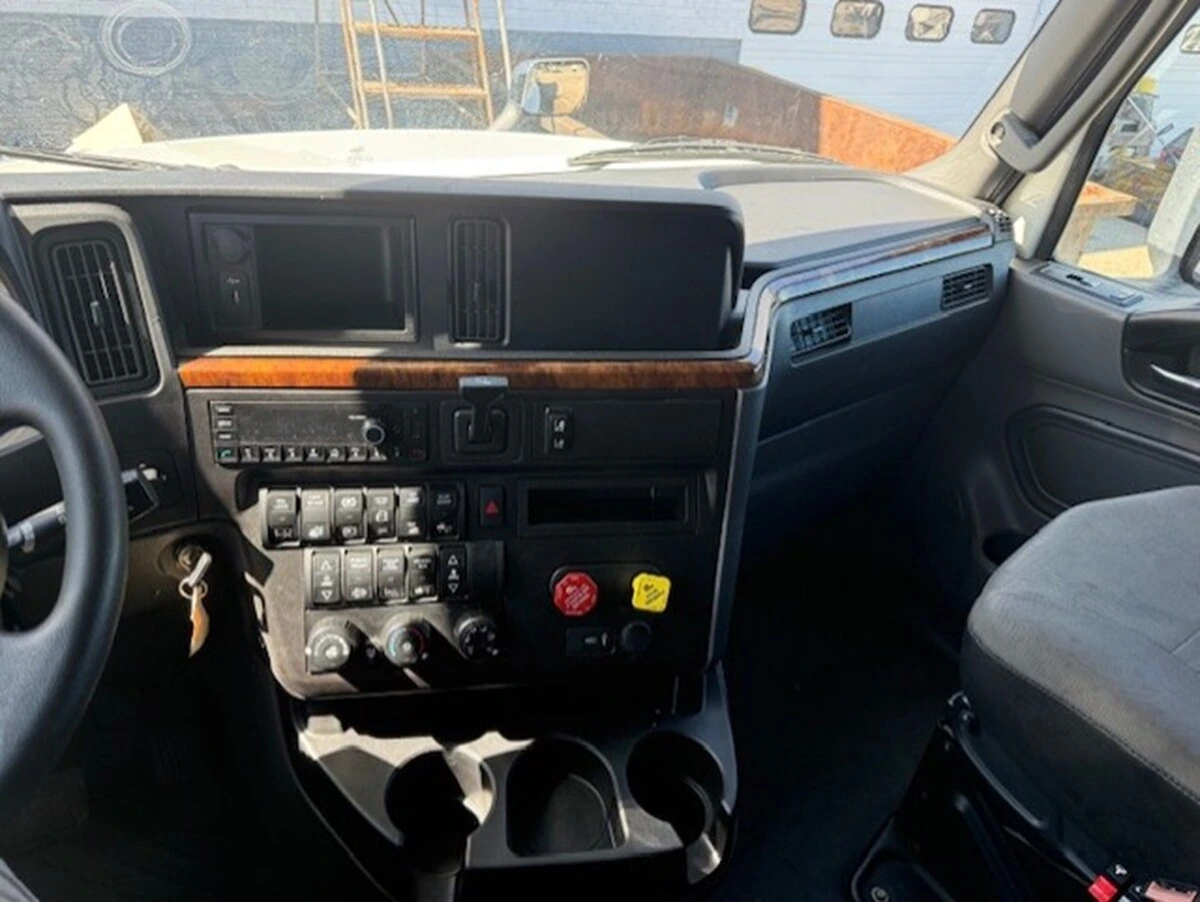 2022 International LT - image 7